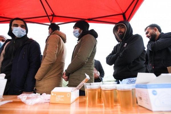 V súkromnej hale vo Veľkom Krtíši je naďalej vyše 700 nelegálnych migrantov