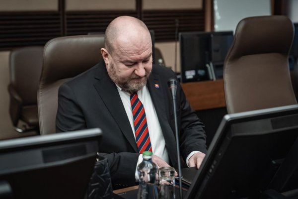 PS: Minister Huliak otvára dvere ruskému veľvyslancovi