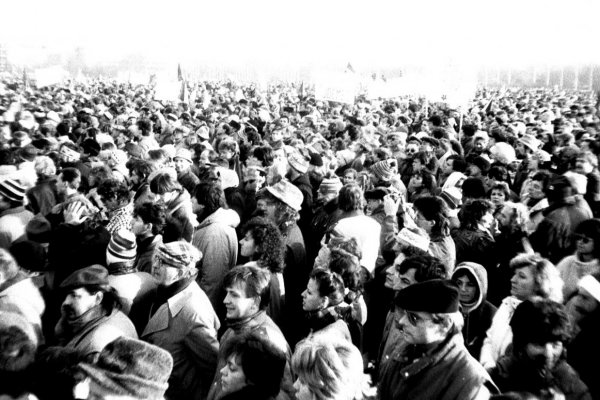 Redaktori .týždňa reagujú na zrušenie 17.novembra ako dňa pracovného pokoja