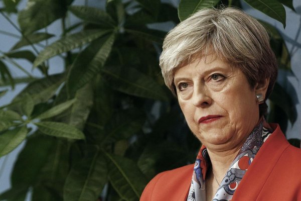 Theresa May prehrala. Biedne