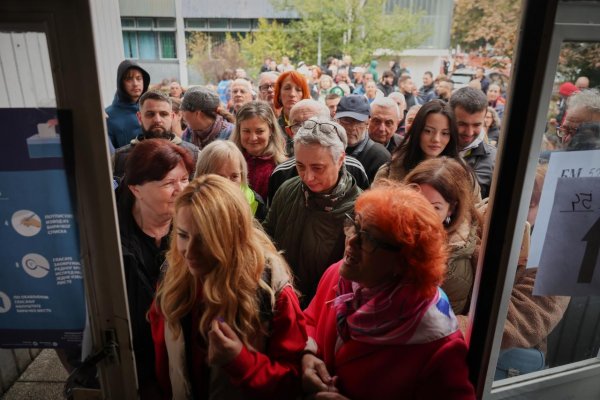 V Srbsku sa konajú parlamentné voľby, očakáva sa vysoká volebná účasť