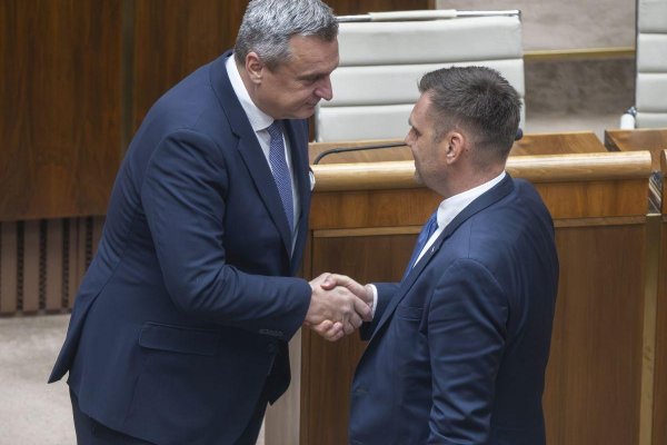 Udalosť dňa: Taraba končí ako minister, odvolali ho aj hlasmi SNS, Fico zvoláva predsedníctvo Smeru
