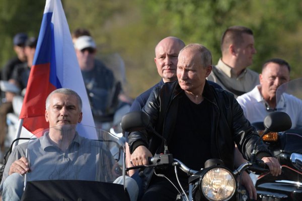 Putin sa dnes zúčastnil zrazu Nočných vlkov na Kryme