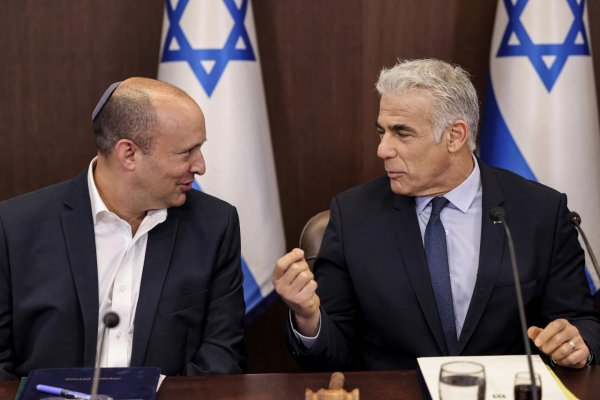Izraelskí expremiéri Lapid a Bennett budú kandidovať na spoločnej kandidátke