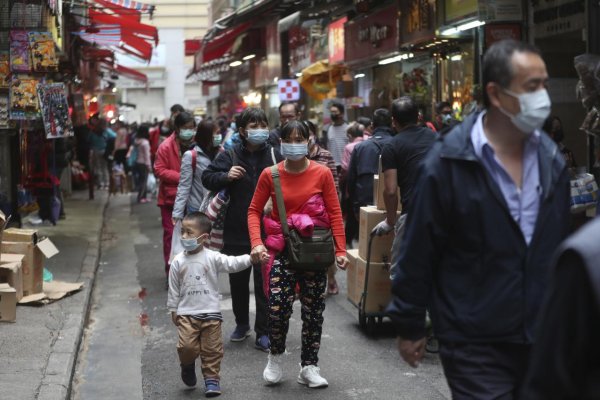 Svetom sa šíri „infodémia“, tvrdí WHO