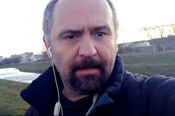 DVOiKA OUCE: Pseudodokument o konšpirátorovi, ktorý vyšetruje atentát na premiéra