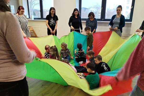 Generali a JEDEN RODIČ spúšťajú projekt „Malé kroky – veľké zmeny“ na podporu jednorodičovských rodín