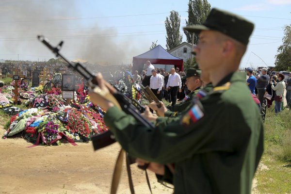Takéto je Rusko: Na hroboch svojich obetí strháva a vztyčuje zástavy