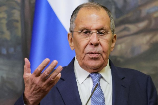 Lavrov chce z Ukrajiny „nárazníkovú zónu“. Európe zároveň pripomenul Putinovu hrozbu krátkej vojny