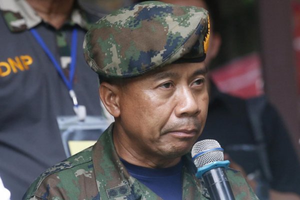 Pri záchrane uväznených chlapcov v Thajsku zomrel prvý človek, potápač im niesol kyslík