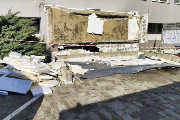 Muž zranený pri páde prístreška na budove klientskeho centra v Komárne zomrel