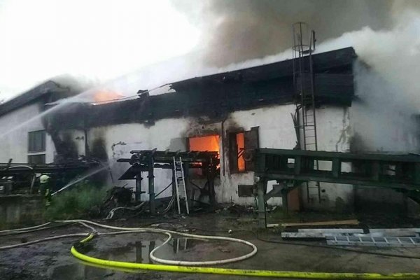 V Oravskom Podzámku horí výrobná hala, škodu odhadli na milión eur