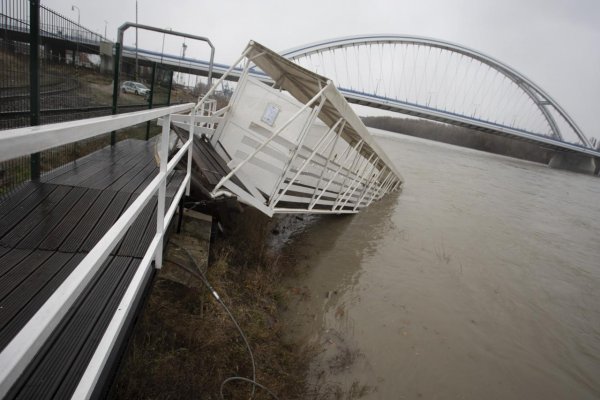 Hasiči ukotvili odtrhnutý pontón