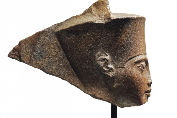 Bustu Tutanchamóna vydražili napriek protestom Egypta