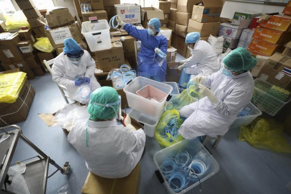 Čína zatvorila prvú nemocnicu pre pacientov s koronavírusom, počet prípadov klesá