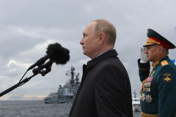 Ruské lode budú vyzbrojené hypersonickými strelami, varoval Putin na námornej prehliadke v Petrohrade