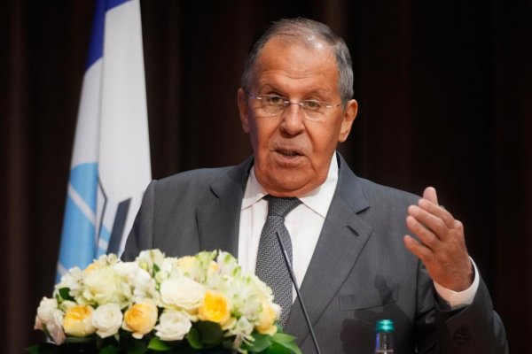 Lavrov pripúšťa rokovania s Ukrajinou, ale odmieta paralelné prímerie