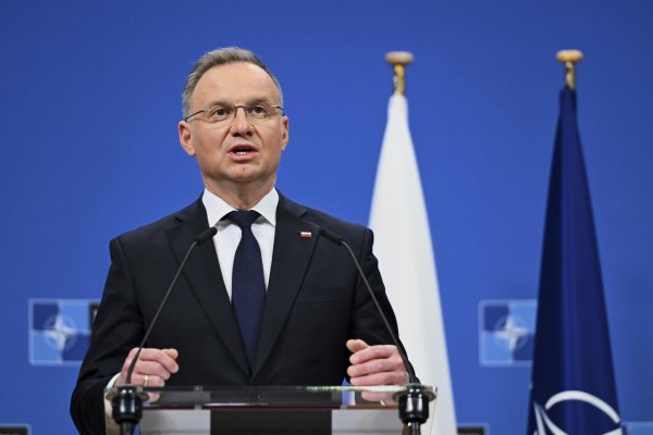 Kandidáti na prezidenta Poľska viedli predvolebné debaty, sprevádzal ich chaos