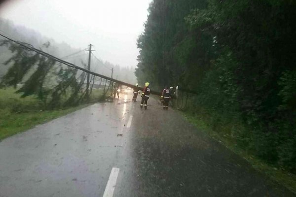 Búrky spôsobili energetickú kalamitu na strednom Slovensku