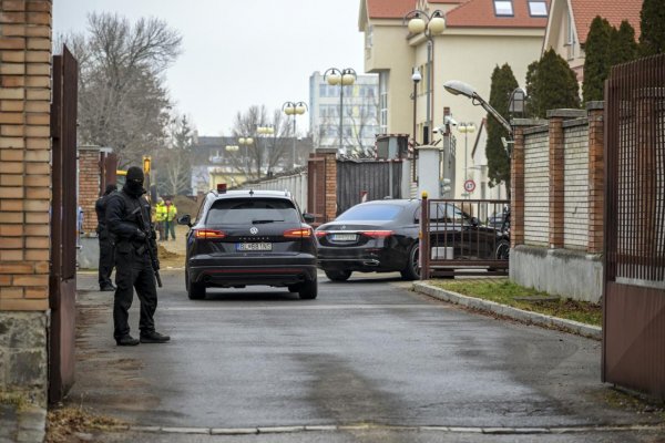 Čo robí SIS? Dezinformuje, zavádza a občas kondoluje