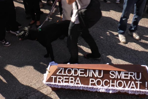 Zlodejinu Smeru treba pochovať