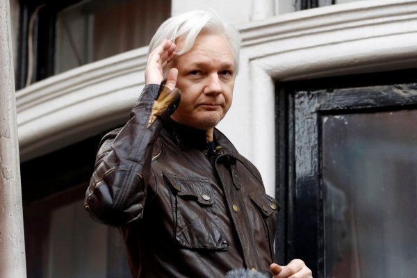 Britská polícia zatkla zakladateľa stránky WikiLeaks Juliana Assangea