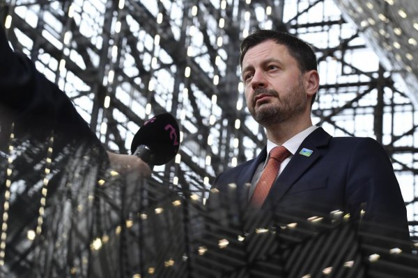 Premiér víta ústupok LOZ, vláda ponúkne zdravotníkom aj náborový príspevok