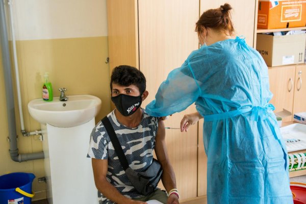 Treťou dávkou vakcíny proti COVID-19 je zaočkovaných vyše 30-tisíc ľudí