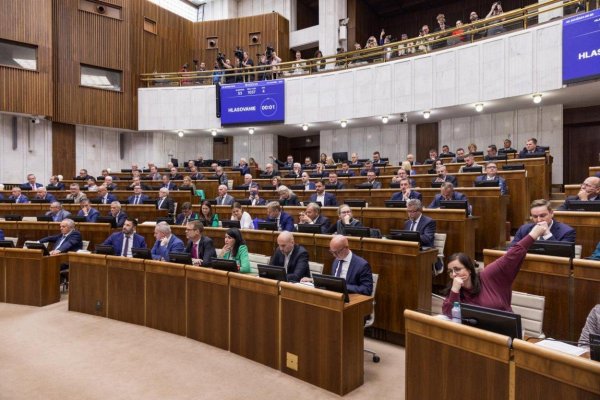 Poslanci schválili štátny rozpočet na budúci rok s deficitom 4,94 % HDP