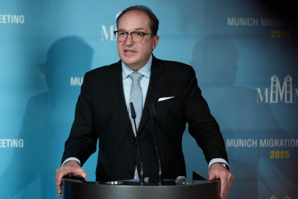 Nemecko bude rozširovať spoluprácu so spravodajskými službami USA, vyhlásil Dobrindt