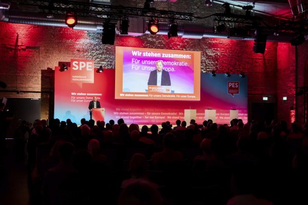 V Amsterdame sa koná zjazd európskych socialistov, chcu vylúčiť Smeru-SD