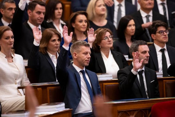 Maďarský parlament schválil obmedzenie funkčného obdobia premiéra na osem rokov