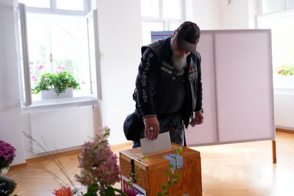 V Česku sa skončilo druhé kolo volieb do Senátu, komisie sčítavajú hlasy