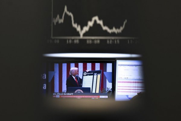 Trump na 90 dní pozastavil recipročné clá voči všetkým štátom okrem Číny – čo to znamená podľa Juraja Petroviča