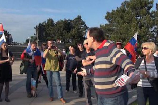 Aj blázni a provokatéri prišli k hrobom vojakov