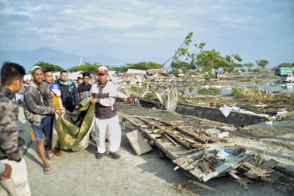 Indonéziu zasiahlo cunami, hlásia viac ako 800 mŕtvych