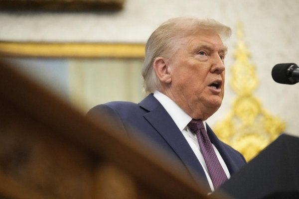 Trump pozdravuje Siho, Kima a Putina, ktorí spoločne konšpirujú proti USA