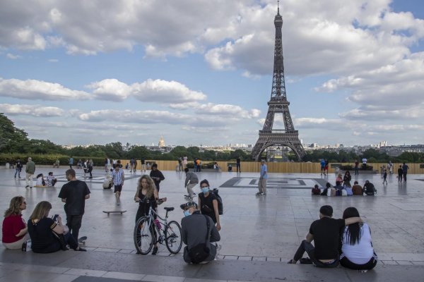 Eiffelova veža v Paríži sa opäť otvorí, v Španielsku ostanú rúška povinné až do úplnej porážky koronavírusu