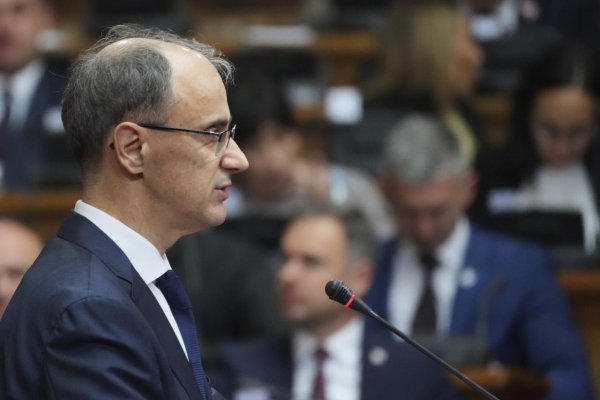 Srbský parlament schválil novú vládu vedenú lekárom Macutom