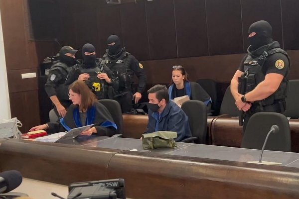 Začal sa súdny proces v prípade sledovania novinárov, následne ho odročili na neurčito