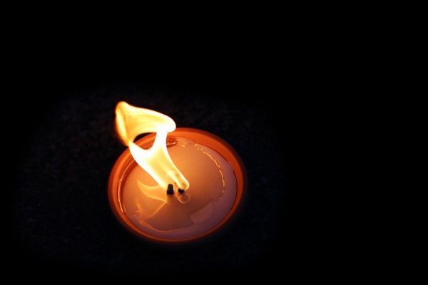 Zapaľujem sviečku na hrobe tejto krajiny