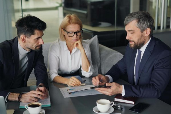 Koniec prázdnych sľubov: Prečo firmy investujú milióny do pravdivých príbehov zamestnancov