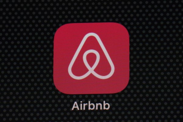 Služby ako Airbnb, ale aj ľudia jazdiaci pre Uber či Bolt čaka od nového roka prísna legislatíva