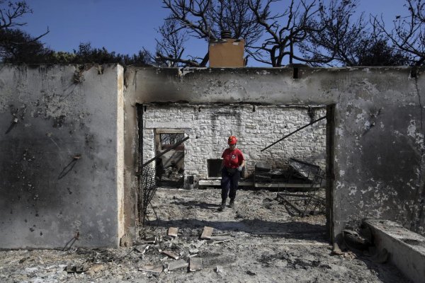 Počet obetí lesných požiarov v Grécku sa zvýšil na 79