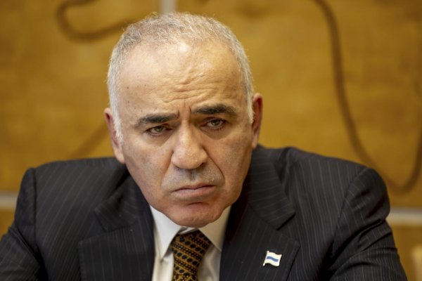 Putin sa bude pod tlakom snažiť o eskaláciu, môže obsadiť pohraničné mesto na východnom krídle NATO, varoval Kasparov
