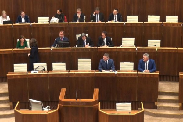 Začala sa mimoriadna schôdza parlamentu 