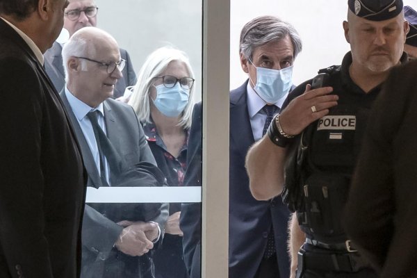Bývalý francúzsky premiér aj s manželkou boli odsúdení za spreneveru