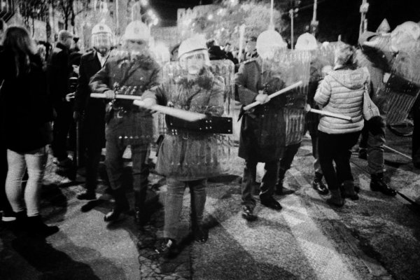 Oslavy revolúcie ako zvláštne divadlo