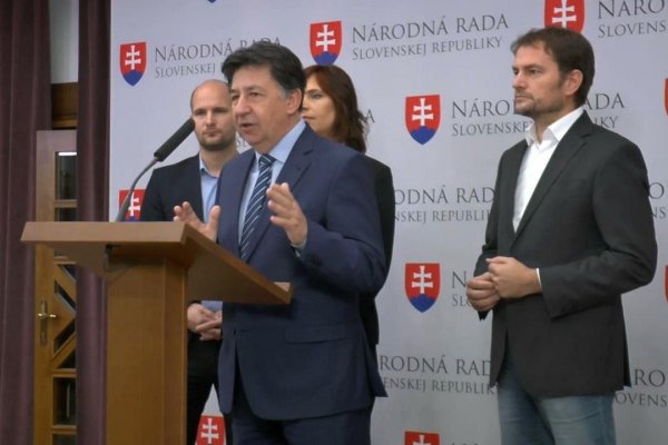 Odkaz poslancov NR SR Ficovi: Nenecháme sa vydierať! 