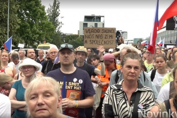 Tisíce ľudí sa v Prahe zišlo na obranu verejnoprávnych médií, žiadajú odchod ministra kultúry